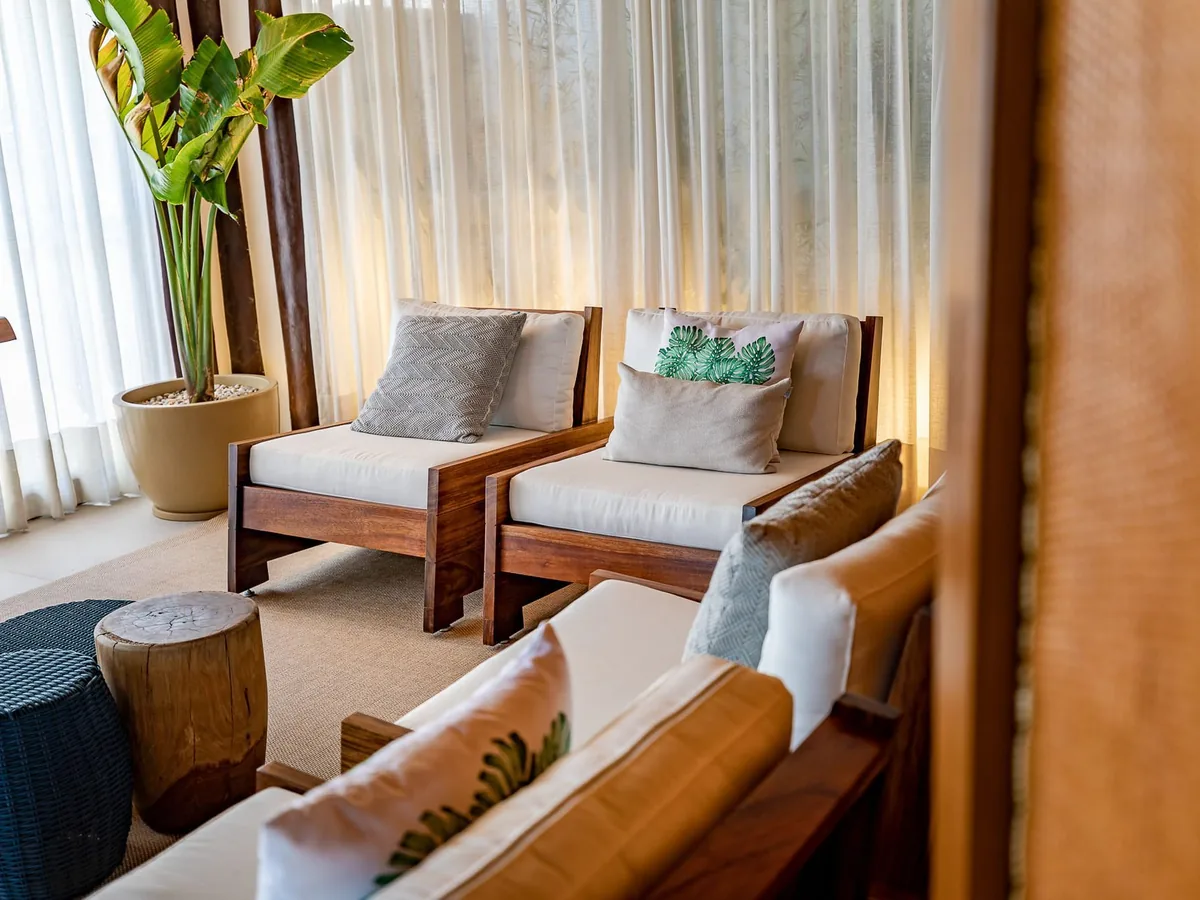 Área de estar do Wish Natal Resort, com poltronas e decoração contemporânea