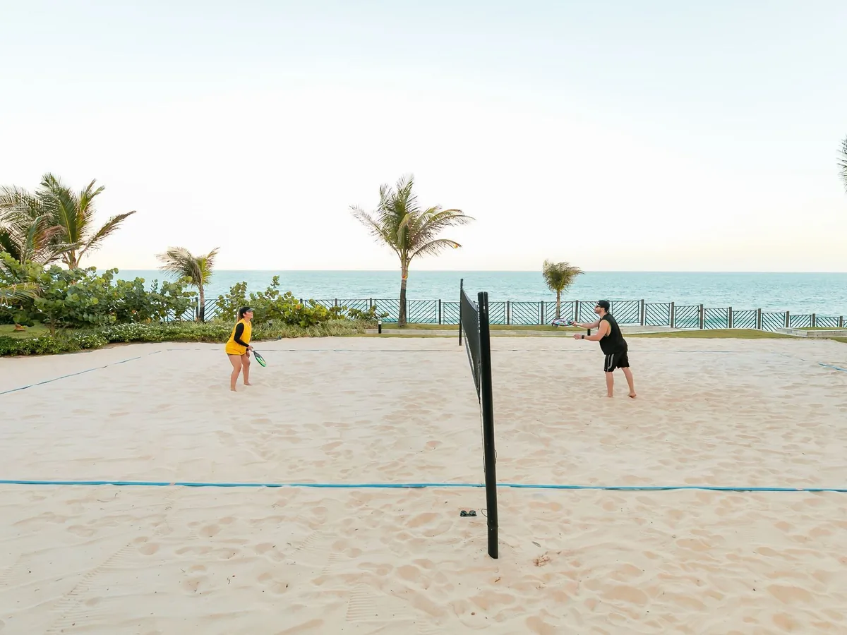 Quadra de vôlei de praia do Wish Natal Resort, na areia, com o mar da Via Costeira ao fundo