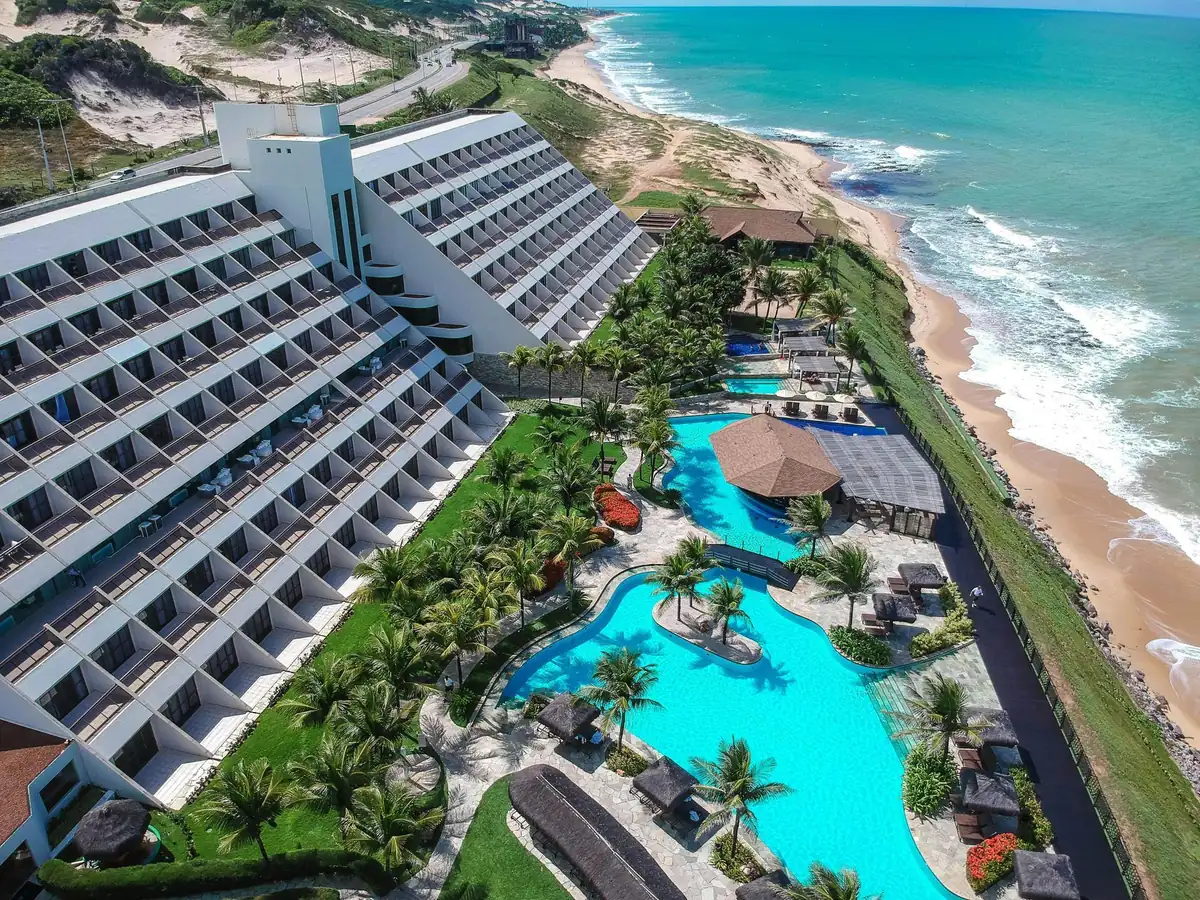 Wish Natal Resort visto do alto, com o prédio, as piscinas e o mar da Via Costeira