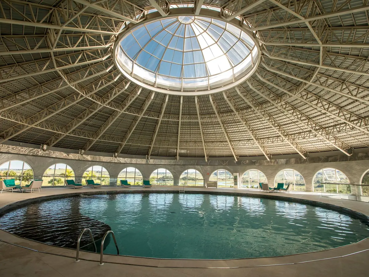 Piscina coberta e aquecida do Blue Tree Daj, sob cúpula com claraboia
