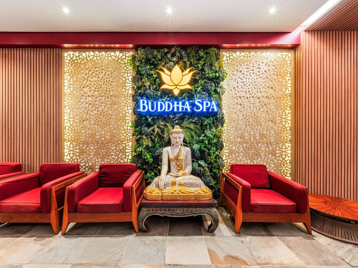 Recepção do Buddha Spa, com estátua de Buda e poltronas vermelhas