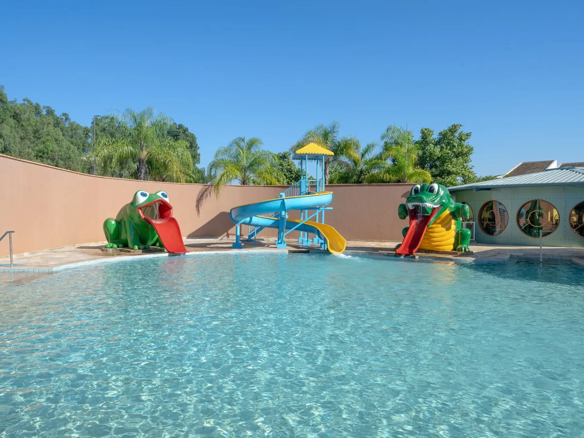 Piscina infantil do Blue Tree Lins com toboáguas e brinquedos em forma de sapo