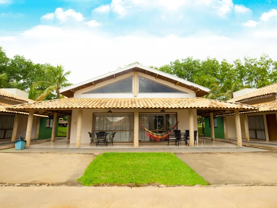Fachada de um apartamento Master do Campo Belo, com varanda, rede e mesas