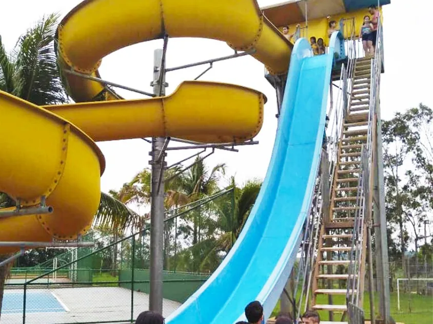Torre dos toboáguas do Campo Belo, um amarelo em espiral e um azul reto, com escada