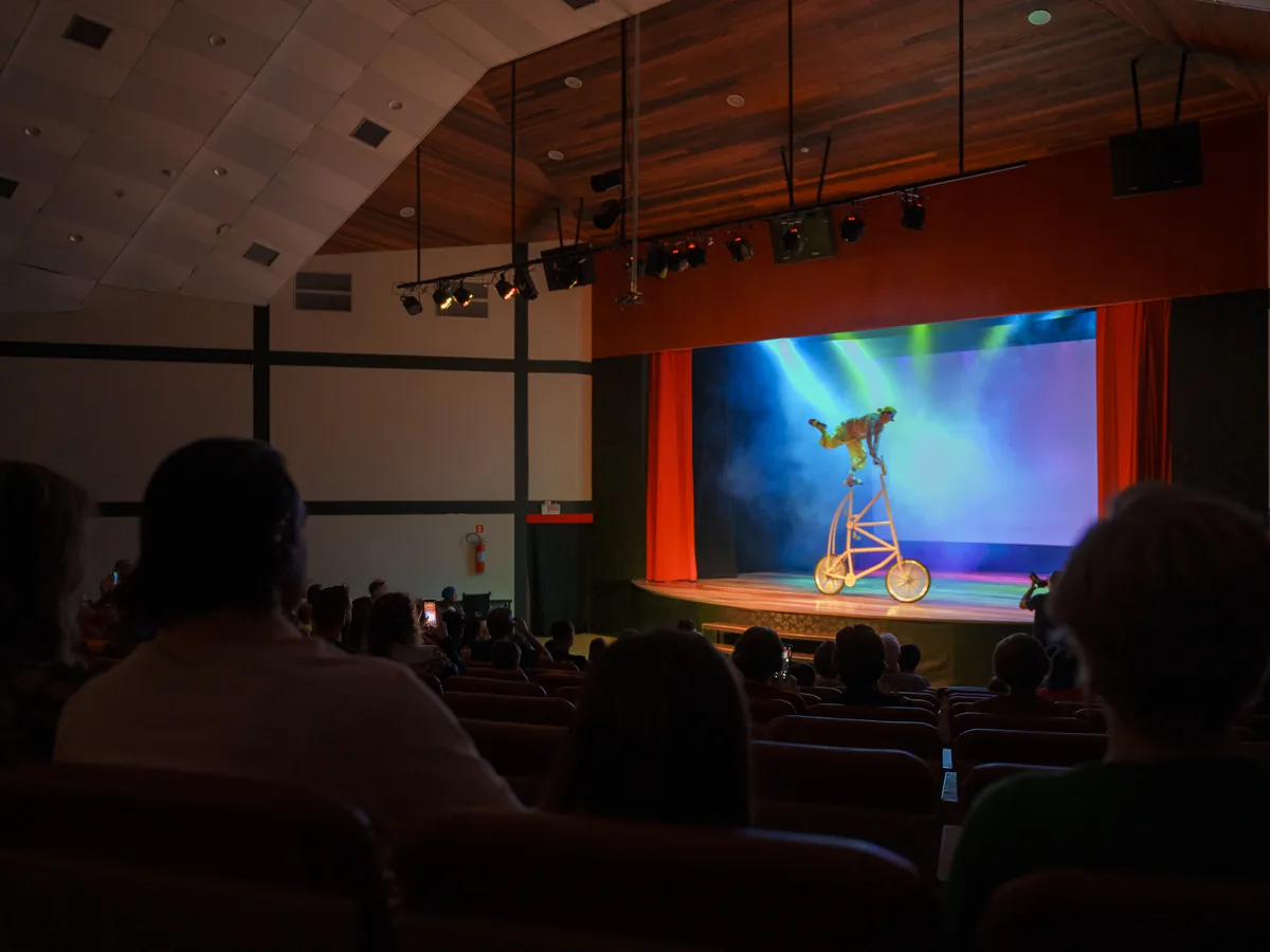 Plateia assistindo a uma apresentação no teatro do Lagos de Jurema