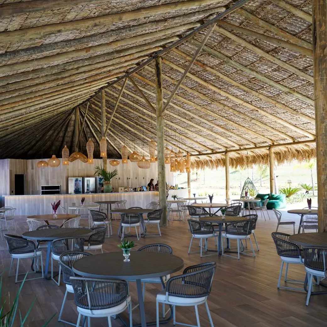 Bar com cobertura de sapê e mesas do Morro dos Anjos