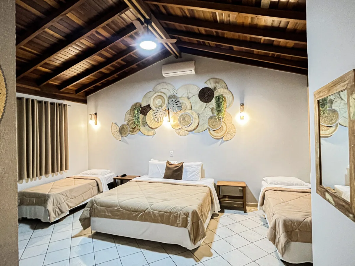 Apartamento do Terra Parque com cama de casal, duas camas de solteiro e teto de madeira