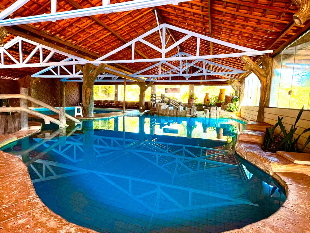 Piscina aquecida do complexo coberto do Terra Parque, com telhado de madeira