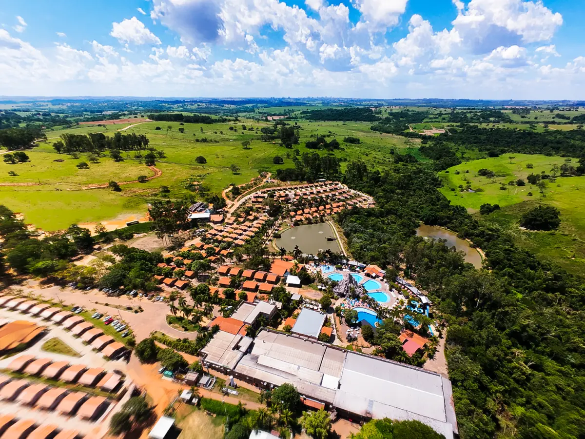Vista aérea do Terra Parque, com as vilas de apartamentos, o complexo aquático e o campo em volta