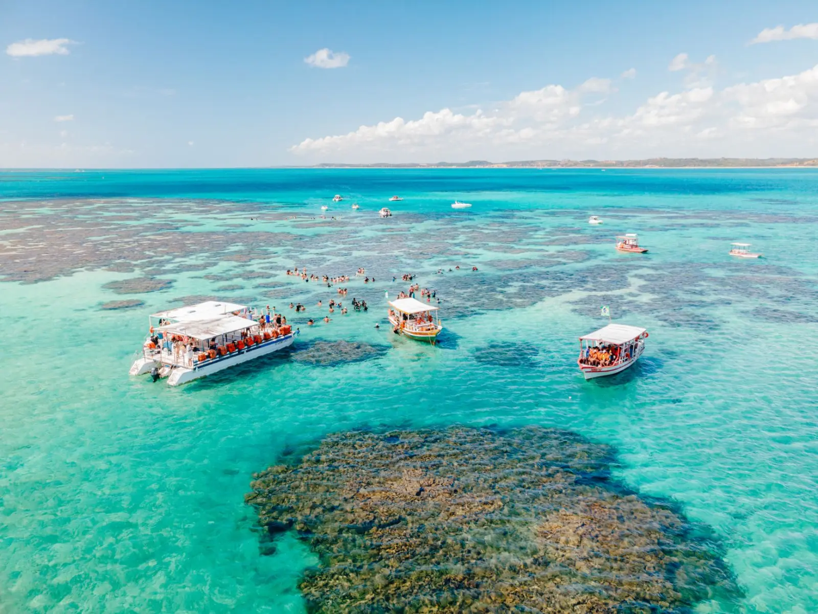 Piscinas naturais de águas turquesa em Maragogi, Alagoas