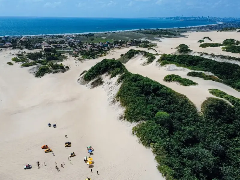 Vista aérea das dunas de areia clara de Natal, com o mar ao fundo