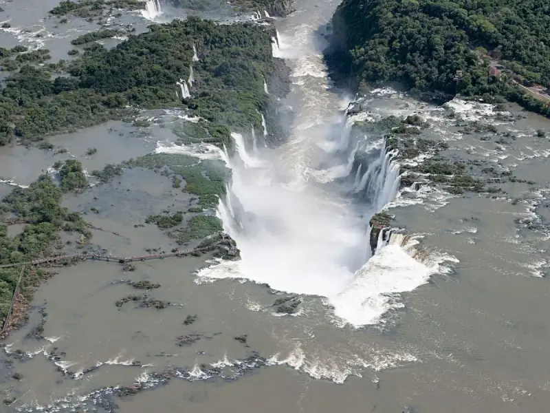 Vista aérea das Cataratas do Iguaçu cercadas de mata