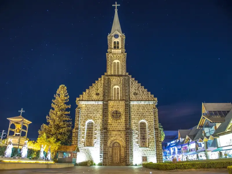 Igreja Matriz São Pedro, de pedra, iluminada à noite no centro de Gramado