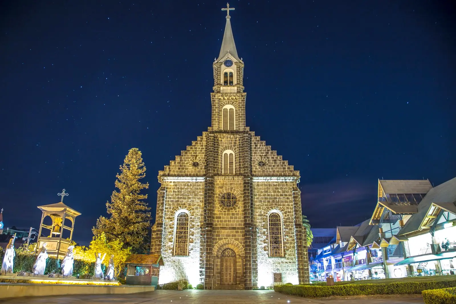 Igreja Matriz São Pedro, de pedra, iluminada à noite no centro de Gramado, no Rio Grande do Sul