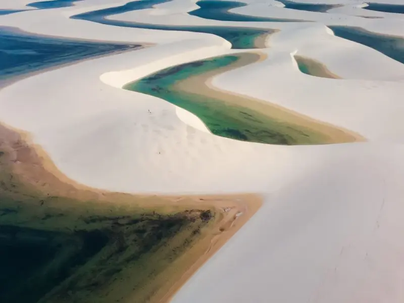 Vista aérea das dunas brancas e das lagoas de água verde dos Lençóis Maranhenses